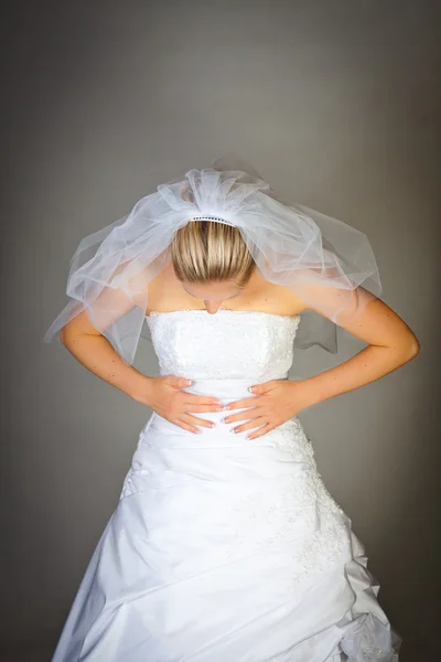 Невеста позирует в свадебном платье и вуали — стоковое фото