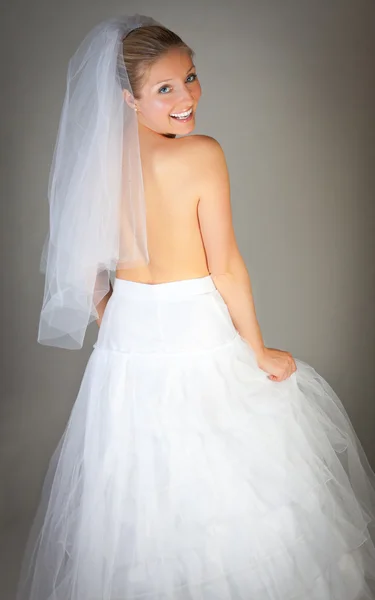 Наречена позує у весільній сукні та вуалі — стокове фото
