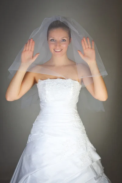 Невеста позирует в свадебном платье и вуали — стоковое фото