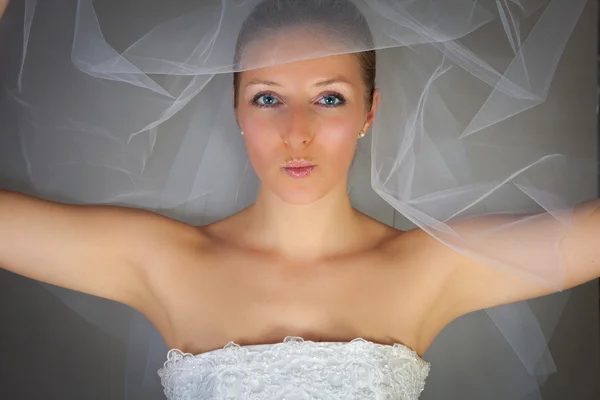 Наречена позує у весільній сукні та вуалі — стокове фото