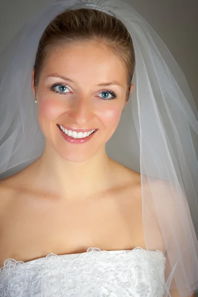 Menyasszony, menyasszonyi ruha és fátyol pózol — Stock Fotó