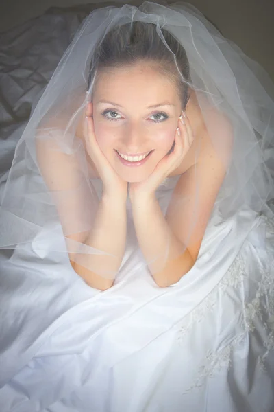 Brud poserar i bröllopsklänning och slöja — Stockfoto