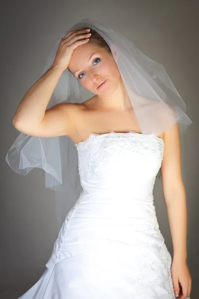 Brud poserar i brudklänning och ros — Stockfoto