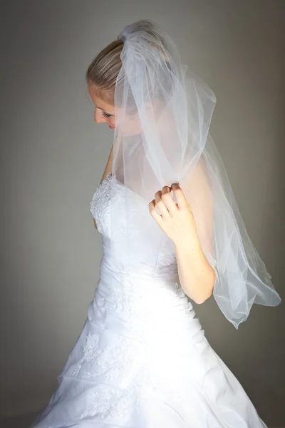 Mariée posant en robe de mariée et rose — Photo