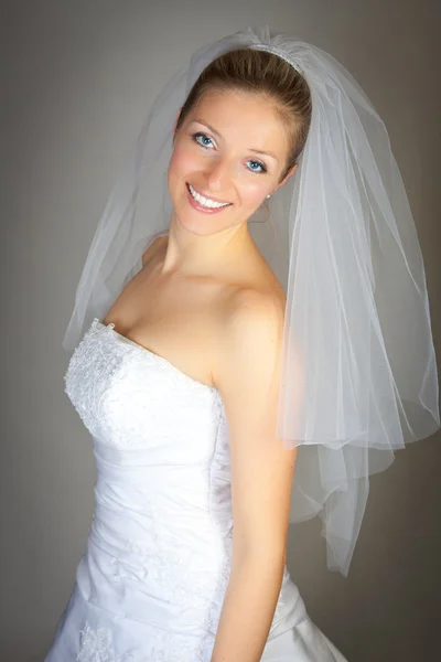花嫁のウェディング ドレスでのポージングとバラ — ストック写真