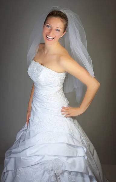 Mariée posant en robe de mariée et rose — Photo