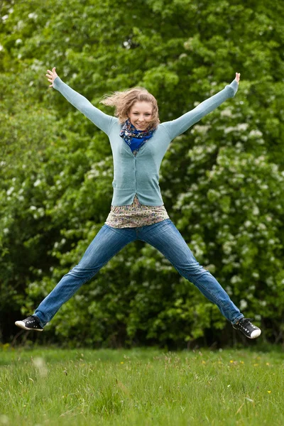 ผู้หญิงกระโดด — ภาพถ่ายสต็อก