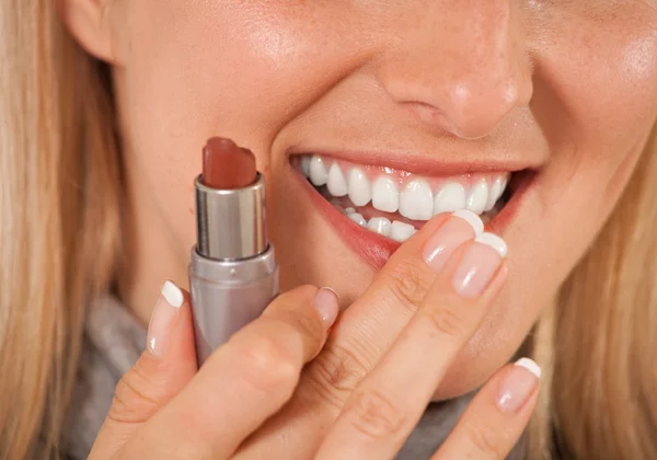 Vrouw met lippenstift — Stockfoto
