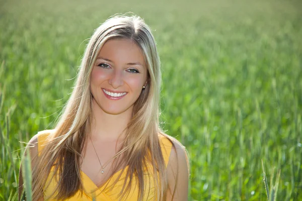 Smiling girl on field — Stock Photo, Image