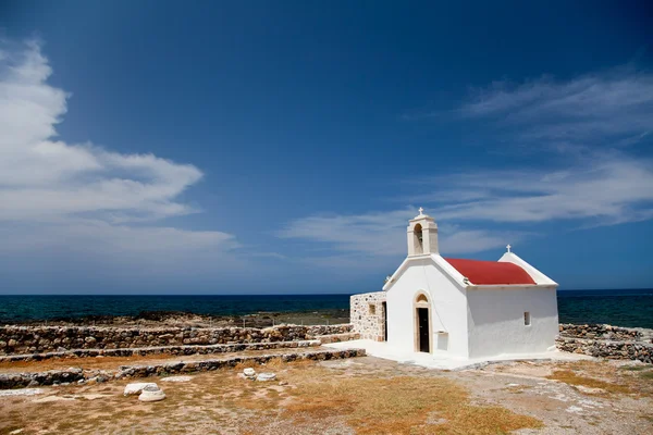 Costa de Creta grega com igreja — Fotografia de Stock