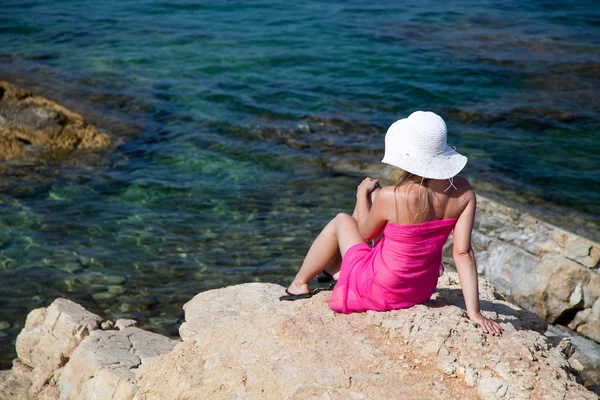Mujer bronceándose en playa exótica —  Fotos de Stock