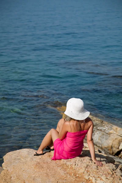 Mujer bronceándose en playa exótica —  Fotos de Stock