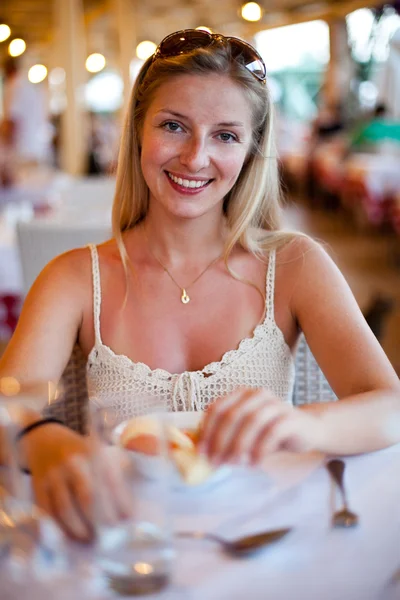 Woman at restaurant — Stok fotoğraf