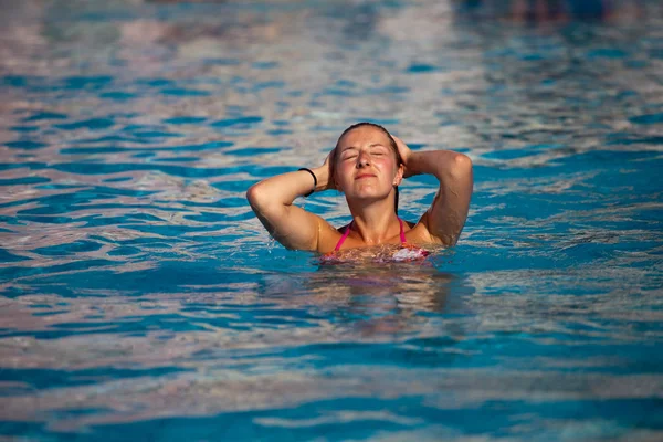 Beautiful natural woman in pool — Stock Photo, Image