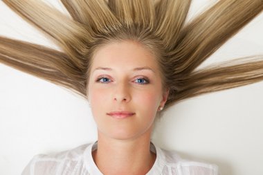 güneş ışınlarının saç gibi olan kadın