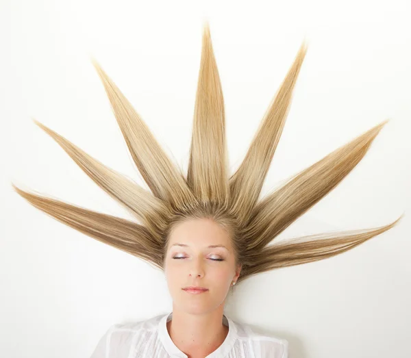 Женщина с солнечными лучами, как волосы — стоковое фото