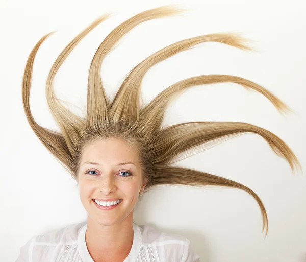 Женщина с солнечными лучами, как волосы — стоковое фото