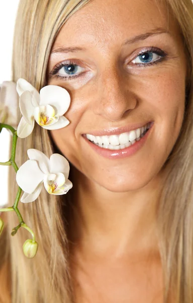 Kvinna med orkidé blommor — Stockfoto