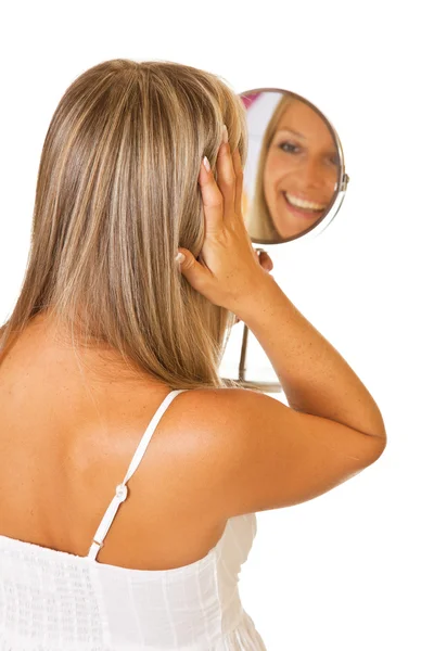 Femme blonde avec miroir isolé — Photo