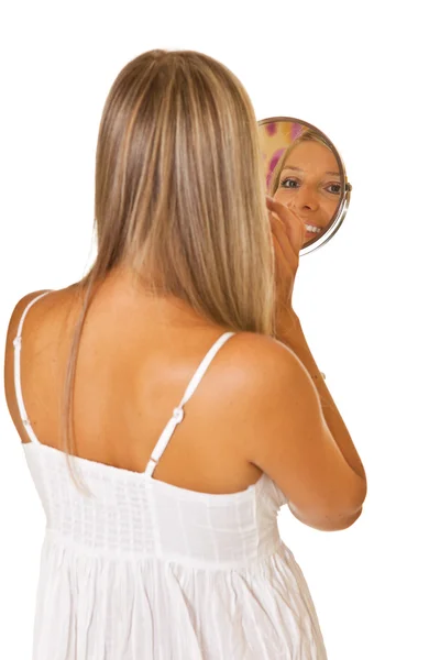 Ξανθιά γυναίκα με καθρέφτη απομονωθεί — Φωτογραφία Αρχείου