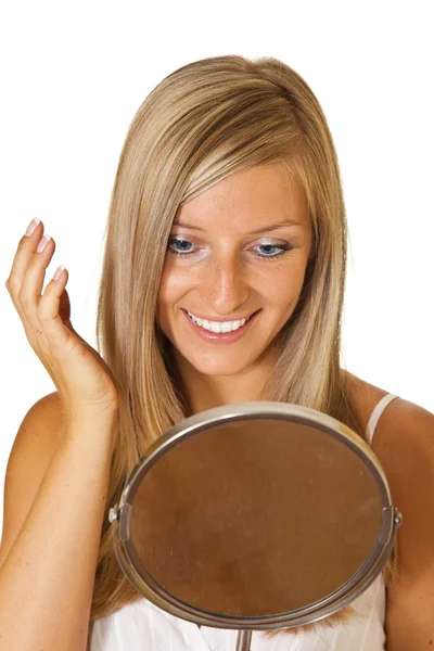 Blond kobieta z lustra na białym tle — Zdjęcie stockowe