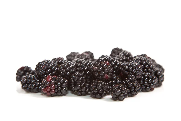 Composición de frambuesas y fresas maduras negras y rojas — Foto de Stock