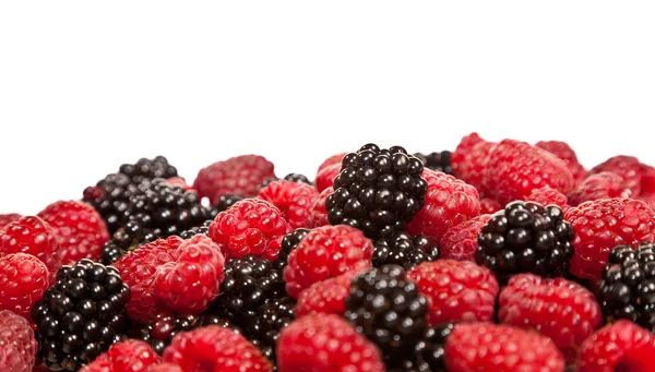 Samenstelling van rijpe zwarte en rode frambozen en aardbeien — Stockfoto