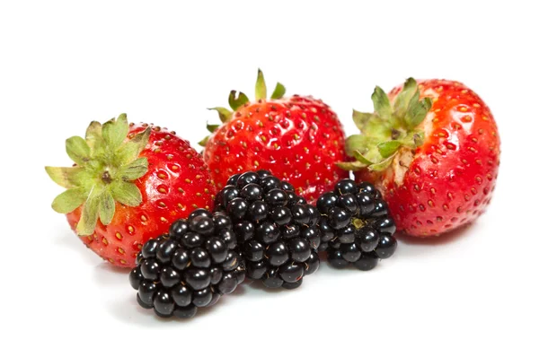 Composición de frambuesas y fresas maduras negras y rojas —  Fotos de Stock