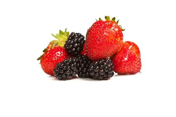 Sammansättningen av mogna svarta och röda hallon och jordgubbar — Stockfoto