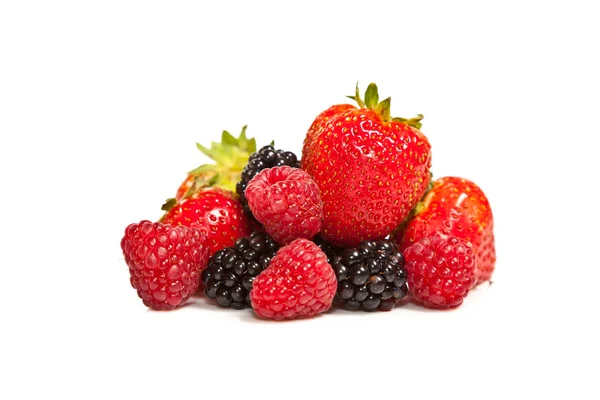 Samenstelling van rijpe zwarte en rode frambozen en aardbeien — Stockfoto