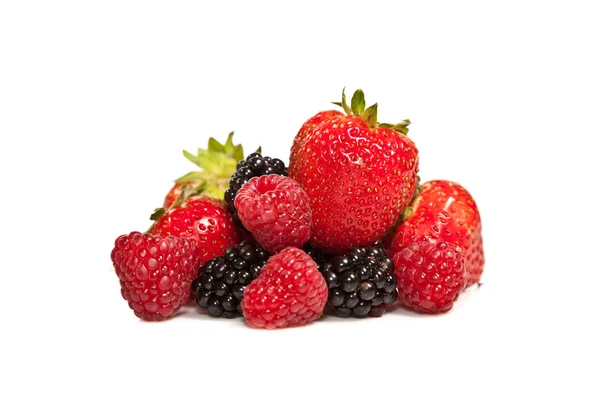 Složení zralé černé a červené maliny a jahody — Stock fotografie