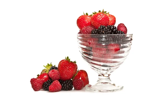 Sammansättningen av mogna svarta och röda hallon och jordgubbar — Stockfoto