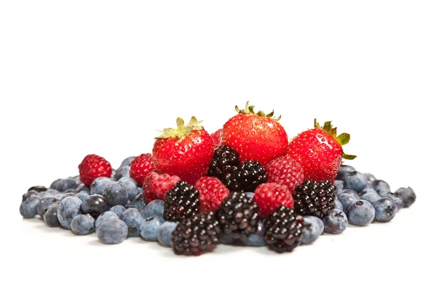 Sammansättning av mogna svarta och röda hallon, jordgubbar och — Stockfoto