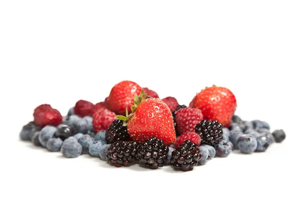 Samenstelling van rijpe zwarte en rode frambozen, aardbeien en — Stockfoto
