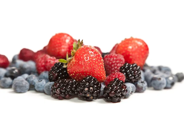 익은 검정과 빨강 나무 딸기, 딸기의 구성 및 — 스톡 사진