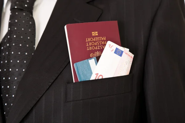 Férfi öltöny kezében útlevél — Stock Fotó
