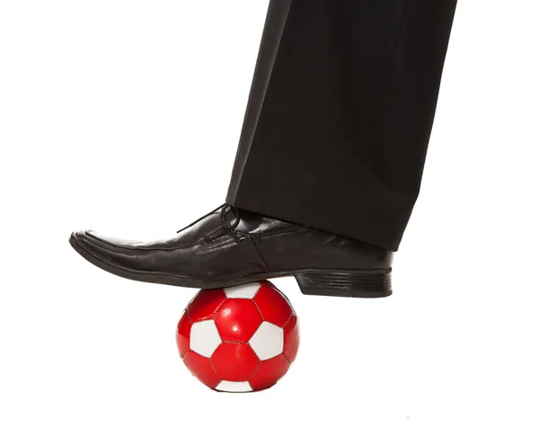 Muž v obleku s fotbalovým míčem a svlékl ponožky — Stock fotografie