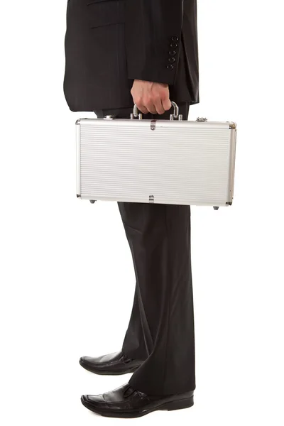 Mannen i kostym hålla silver resväska på vit isolerade bakgrund — Stockfoto