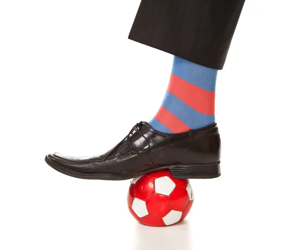 Man benet i kostym med fotboll och avskalade strumpor — Stockfoto