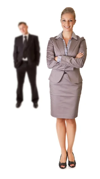 Деловая женщина с бизнесменом на заднем плане — стоковое фото