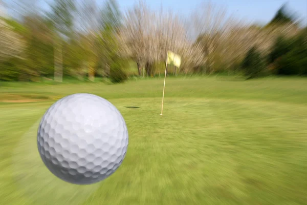 Літаючих м'яч для гольфу — стокове фото