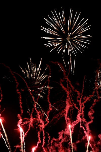 Fogos de artifício, chamas vermelhas — Fotografia de Stock