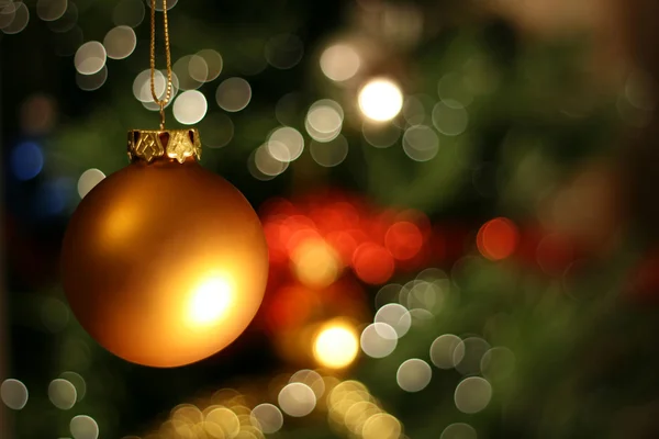 Bola de oro de Navidad —  Fotos de Stock