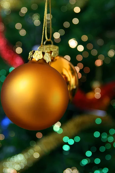 Bolas de oro de Navidad —  Fotos de Stock