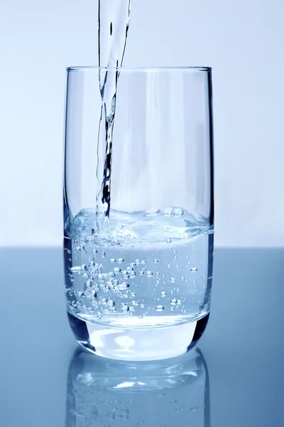 Versare acqua — Foto Stock