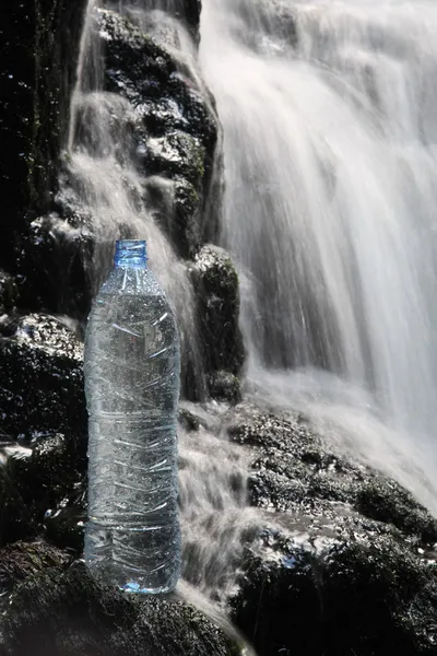 Agua mineral en cascadas — Foto de Stock