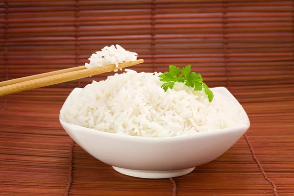 Tigela de arroz no tapete — Fotografia de Stock