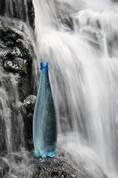 Agua mineral en cascadas — Foto de Stock