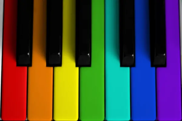 彩虹色的钢琴 — 图库照片