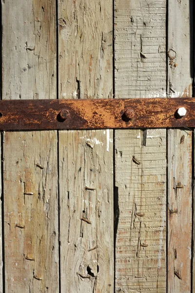 Madera envejecida con bisagra oxidada — Foto de Stock